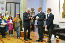 Naumburger Sternsinger zu Besuch beim Hessischen Ministerpräsidenten Volker Bouffier (Foto: Karl-Franz Thiede)